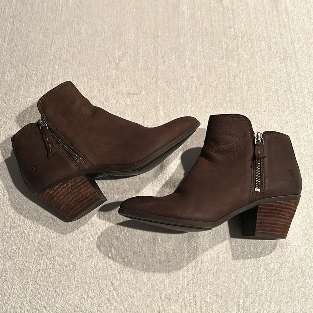FRYE Women’s Brown Ankle Booties Distressed Texture All Over Size 6 Gently Used - Picture 1 of 16